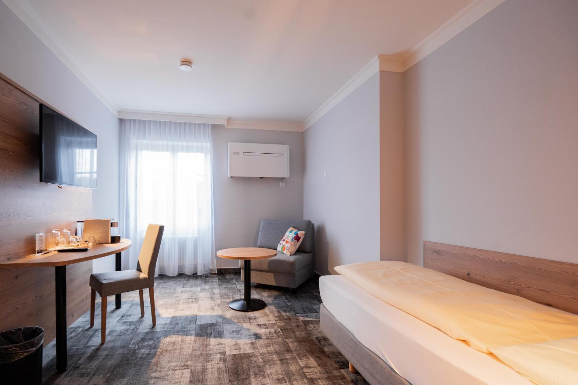 Hotel Adler - Paulas Alb Ехинген Стая снимка