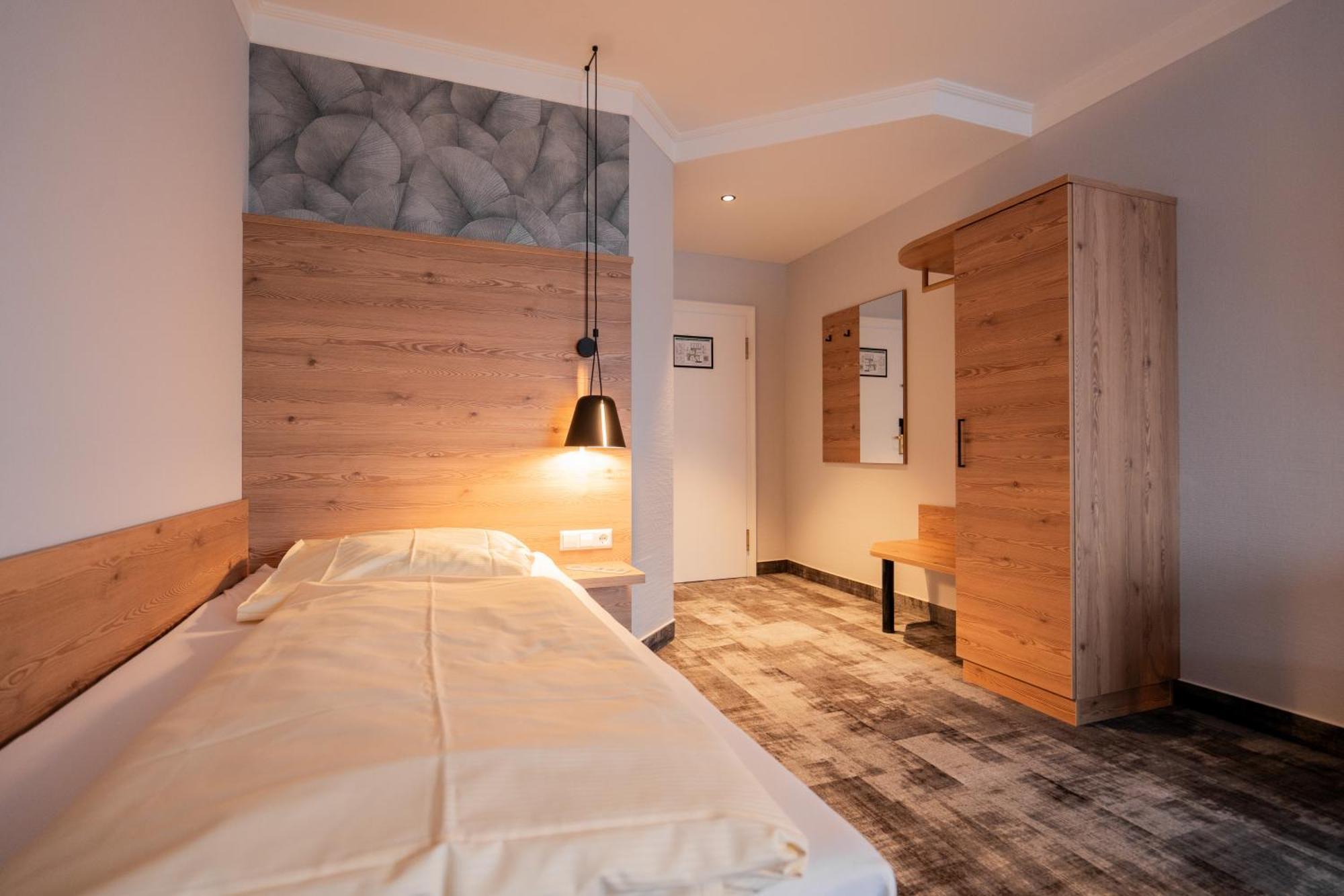 Hotel Adler - Paulas Alb Ехинген Стая снимка